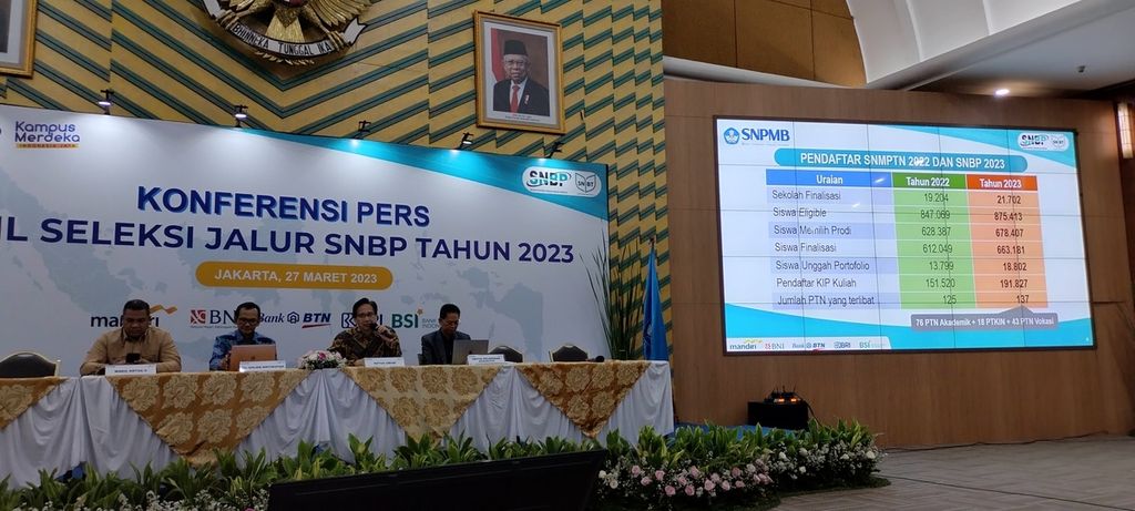 Suasana pengumuman hasil seleksi nasional berdasarkan prestasi (SNBP) di perguruan tinggi negeri di Jakarta, Senin (27/3/2023). 