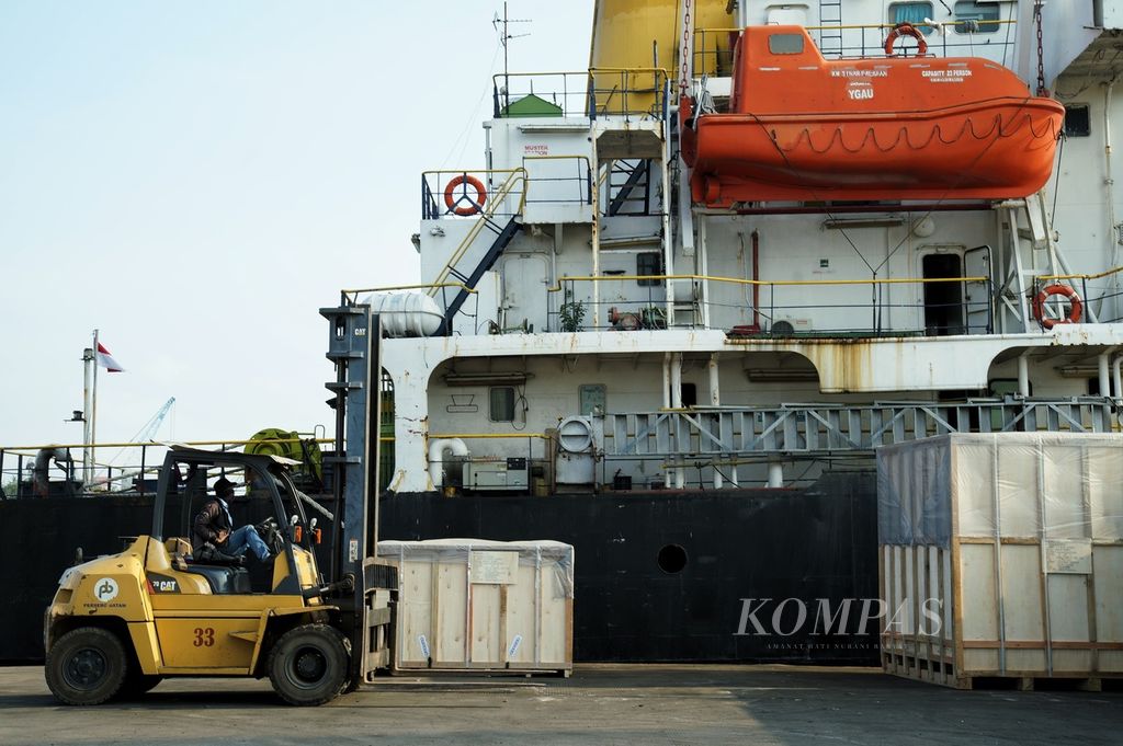 Alat berat menunggu untuk memindahkan muatan dari kapal angkut ke dalam gudang di Pelabuhan Kargo Batu Ampar, Kota Batam, Kepulauan Riau, Rabu (11/3/2020). 