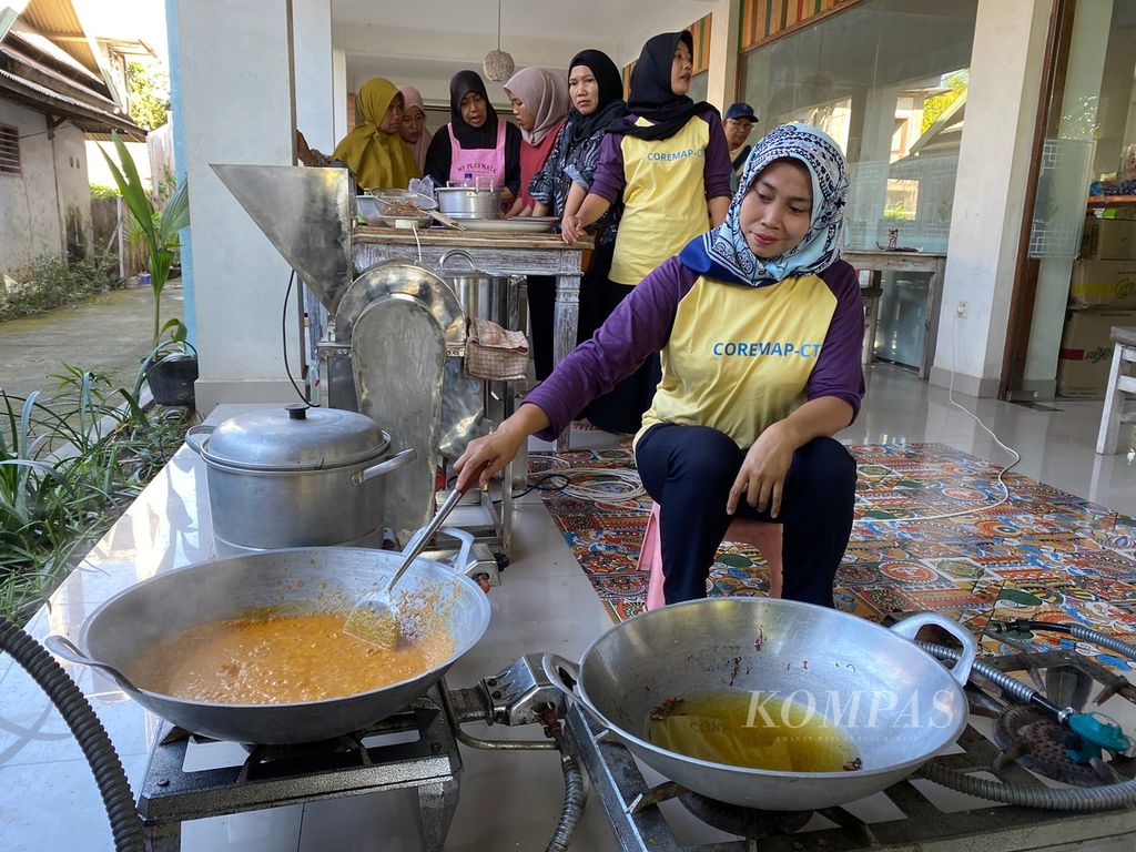 Para perempuan anggota Kelompok Pengolah dan Pemasar Ikan (Poklahsar) di kawasan Gili Air, Lombok Utara, Nusa Tenggara Barat, bekerja sama mengolah ikan untuk dijadikan abon, Juli 2023.