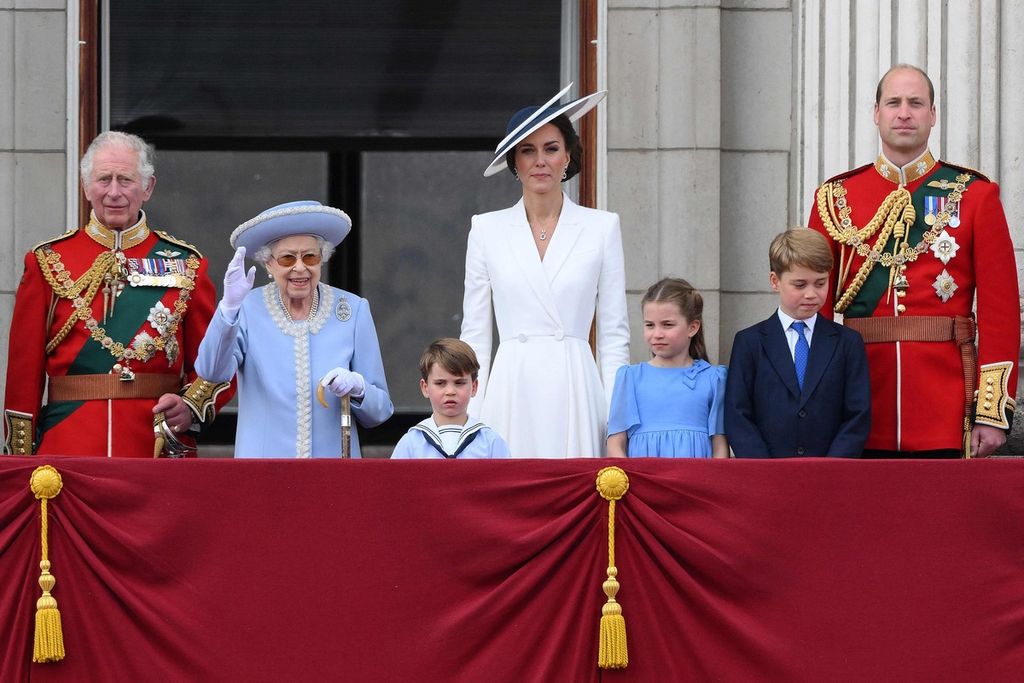 Mendiang Ratu Elizabeth II (kedua dari kiri) di balkon Istana Buckingham pada 2 Juni 2022. Ia didampingi anaknya yang kini jadi Raja Inggris Charles III (kiri) dan cucunya yang kini menjadi Putra Mahkota Inggris Pangeran William (kanan). Pada 8 September 2022, Elizabeth II meninggal di Puri Balmoral.