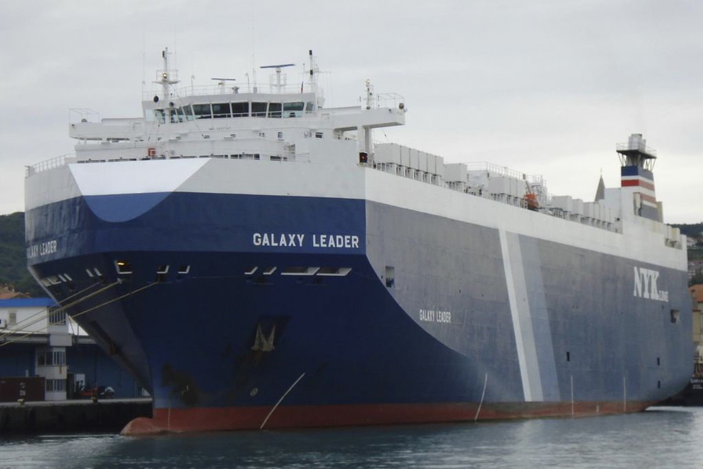 Arsip foto memperlihatkan kapal Galaxy Leader sandar di pelabuhan Koper, Slovenia, 16 September 2009. Kelompok Houthi menyita kapal yang terkait dengan Israel itu di jalur pelayaran Laut Merah, 19 Desember 2023. 