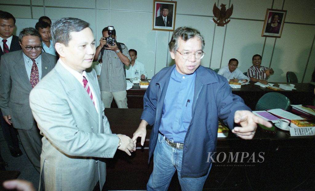 Mantan Panglima Kostrad, Prabowo Subianto, berbincang dengan Ketua Pansus Panda Nababan (kanan) sebelum memberikan keterangan mengenai insiden Trisakti pada 12 Mei 1998 dalam dengar pendapat dengan Pansus Trisakti, Rabu (28/2/2001). 
