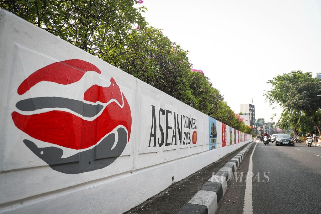 Mural logo "ASEAN Indonesia 2023" menghiasi tembok di Jalan Arteri Pondok Indah, Jakarta Selatan, Kamis (10/8/2023). Berbagai ornamen bernuansa ASEAN menghiasi sudut-sudut kota Jakarta untuk menyambut Konferensi Tingkat Tinggi (KTT) Ke-43 ASEAN yang akan digelar di Jakarta pada 5-7 September 2023.