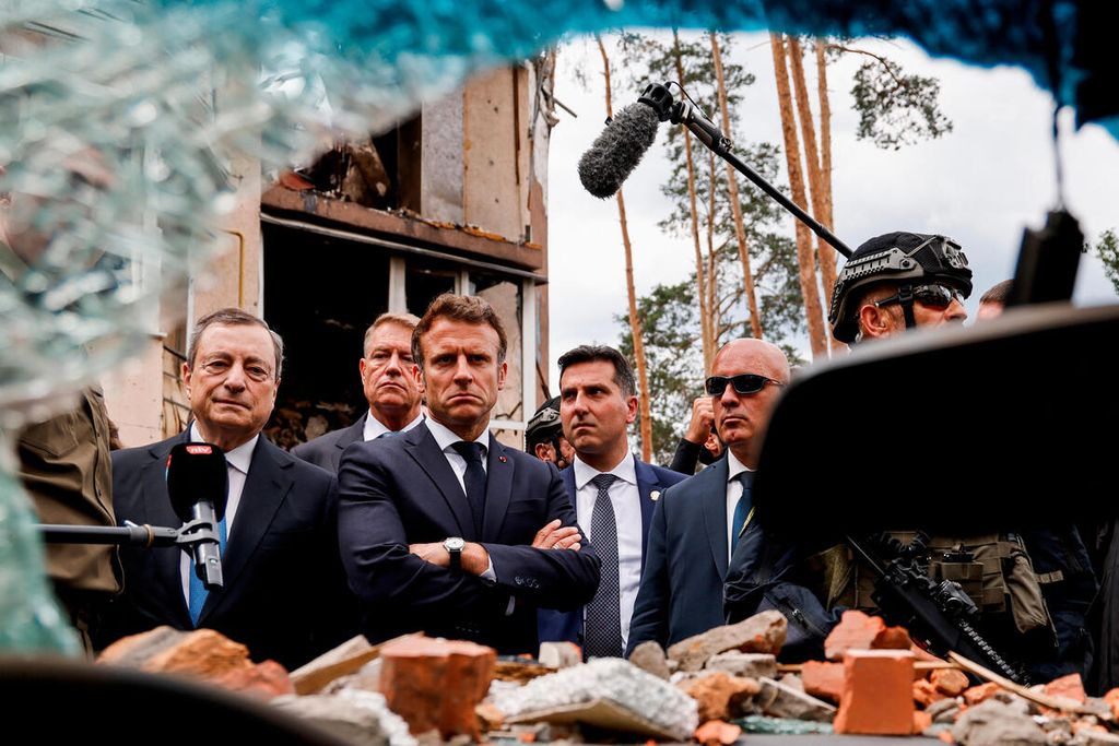 Perdana Menteri Italia Mario Draghi (kiri), Presiden Perancis Emmanuel Macron (tengah), dan Kanselir Jerman Olaf Scholz (tidak tampak) saat berkunjung di Irpin, Ukraina, Kamis (16/6/2022). Kedatangan tiga pemimpin negara ini untuk mendorong Ukraina bergabung menjadi bagian dari Uni Eropa.