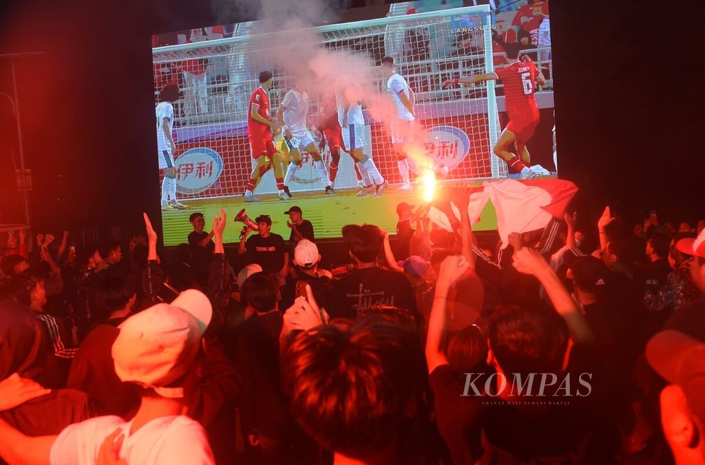 Suasana <i>nonton </i>bareng pertandingan Indonesia melawan Irak dalam memperebutkan posisi ketiga Piala Asia U-23 di Alun-alun Sidoarjo, Kamis (2/5/2024).