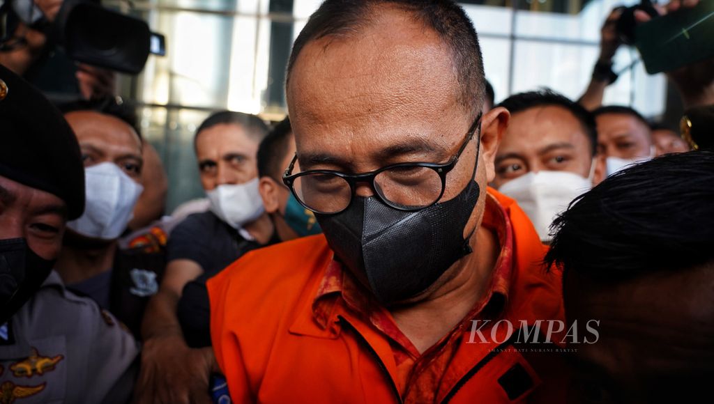 The suspect Rafael Alun Trisambodo was taken by KPK officers to a detention car at the Corruption Eradication Commission (KPK) Office, Jakarta, Monday (3/4/2023).