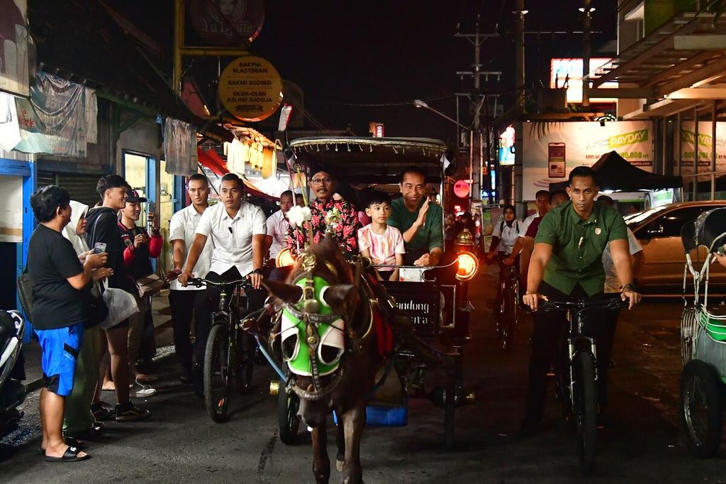 President Joko Widodo enjoyed a holiday with his grandchildren, Jan Ethes and La Lembah Manah, in Yogyakarta on Friday (24/5/2024). They rode an andong cart to enjoy the night at Malioboro.