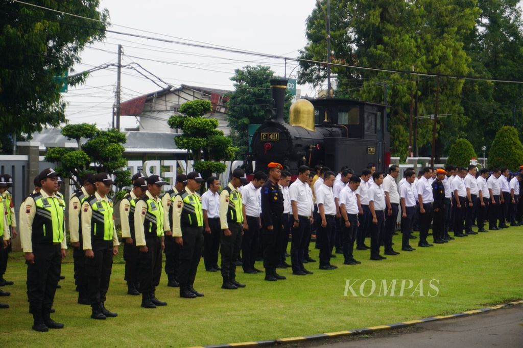 PT KAI Daerah Operasi 5 Purwokerto menggelar Apel Gelar Pasukan Angkutan Lebaran 2023 di Purwokerto, Banyumas, Jawa Tengah, Jumat (14/4/2023).