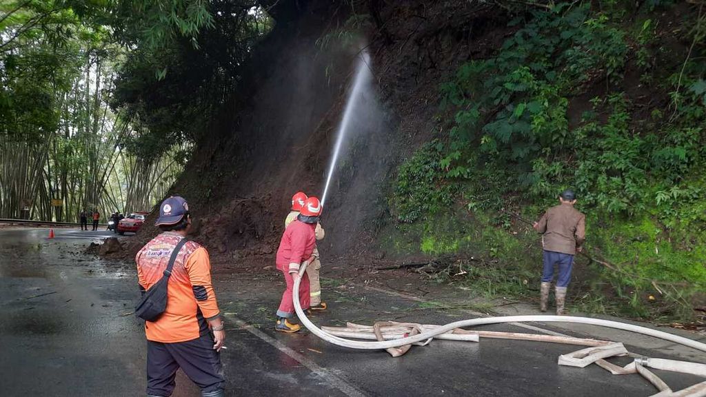 Tim gabungan BPBD Kota Batu dan sejumlah instansi terkait melakukan pembersihan dari longsoran di Jalur Wisata Payung Kota Batu, Jatim, Jumat (30/12/2022).