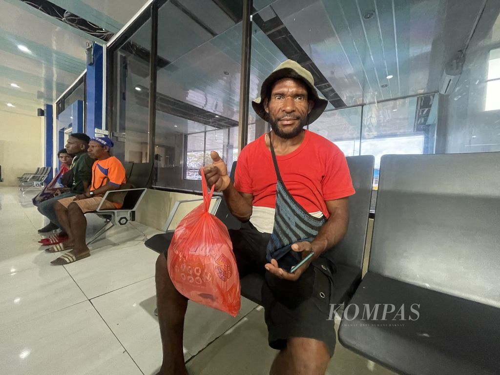 Seorang warga dari Distrik Holuon, Kabupaten Yahukimo, menunggu keberangkatan dari Bandar Udara Dekai, Kabupaten Yahukimo, Papua Pegunungan, untuk menuju ke rumahnya, Jumat (10/11/2023).