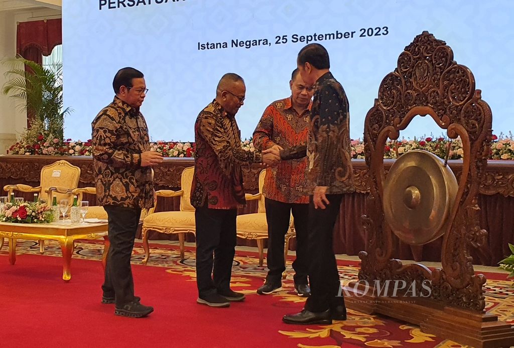 Presiden Joko Widodo menyalami Ketua Umum Persatuan Wartawan Indonesia (PWI) Atal S Depari seusai membuka Kongres XXV PWI di Istana Negara, Jakarta, Senin (25/9/2023).