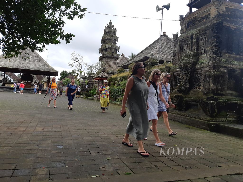 Wisatawan asing menikmati suasana Desa Adat Penglipuran, Bali, Kamis (13/10/2022).