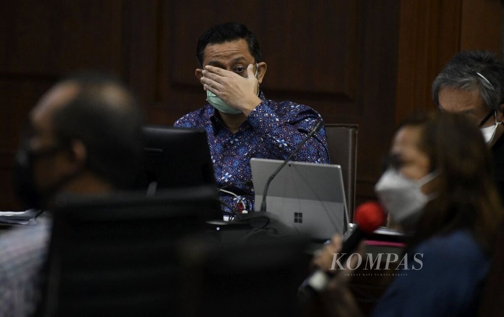 Terdakwa bekas Menteri Sosial Juliari P Batubara mendengarkan keterangan saksi dalam sidang lanjutan perkara suap pengadaan bantuan sosial penanganan Covid-19 di Pengadilan Tindak Pidana Korupsi Jakarta, Rabu (19/5/2021). 