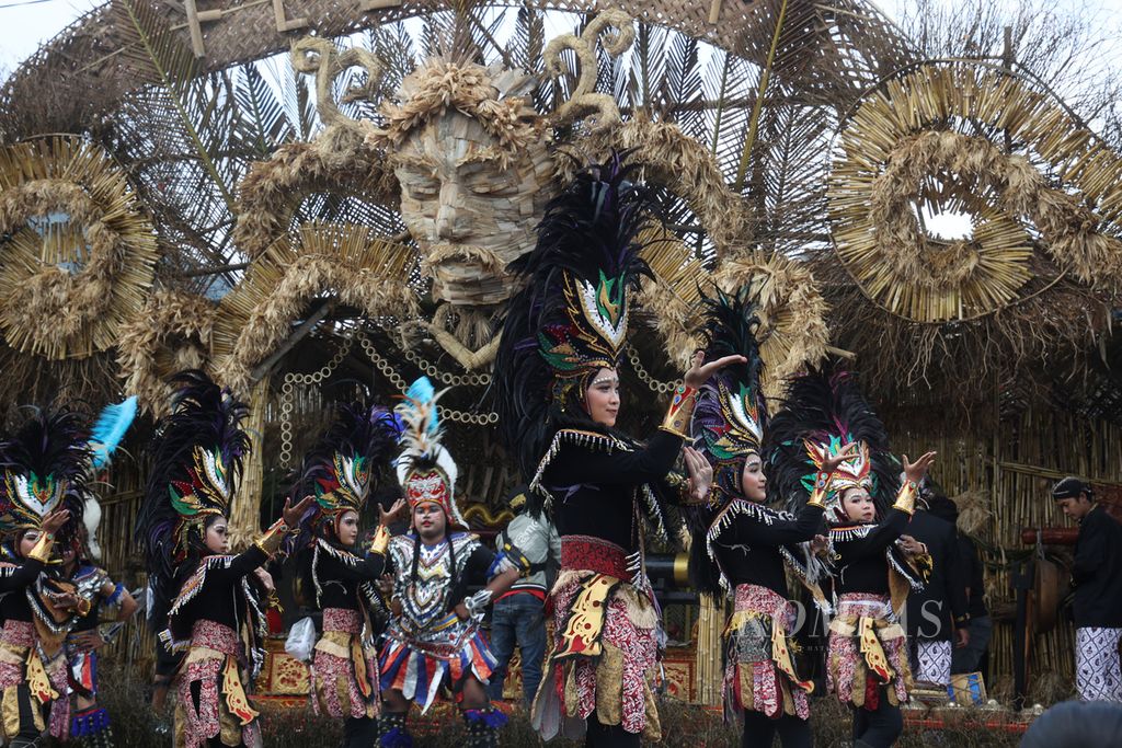 Kelompok New Asmoro Entertainment dari Magelang tampil dalam acara Festival Lima Gunung XXI di Dusun Mantran Wetan, Desa Girirejo, Kecamatan Ngablak, Kabupaten Magelang, Jawa Tengah, Sabtu (1/10/2022). 