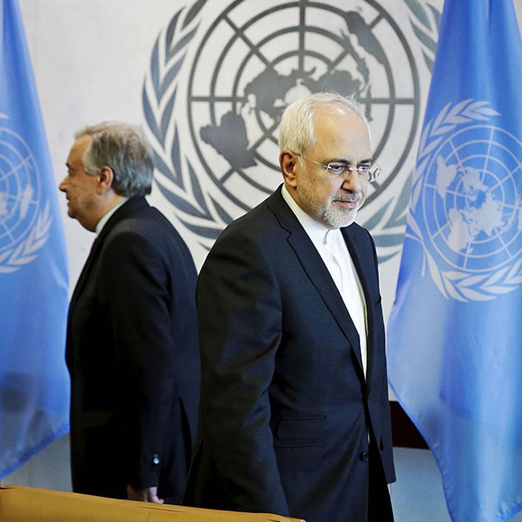 Sekretaris Jenderal PBB Antonio Guterres (kiri) dan Menteri Luar Negeri Iran Mohammad Javad Zarif bersiap-siap duduk dalam pertemuan di markas PBB, New York, AS, Senin (17/7). 
