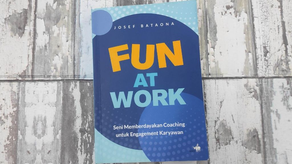 Halaman muka buku berjudul 'Fun at Work: Seni Memberdayakan Coaching untuk Engagement Karyawan'