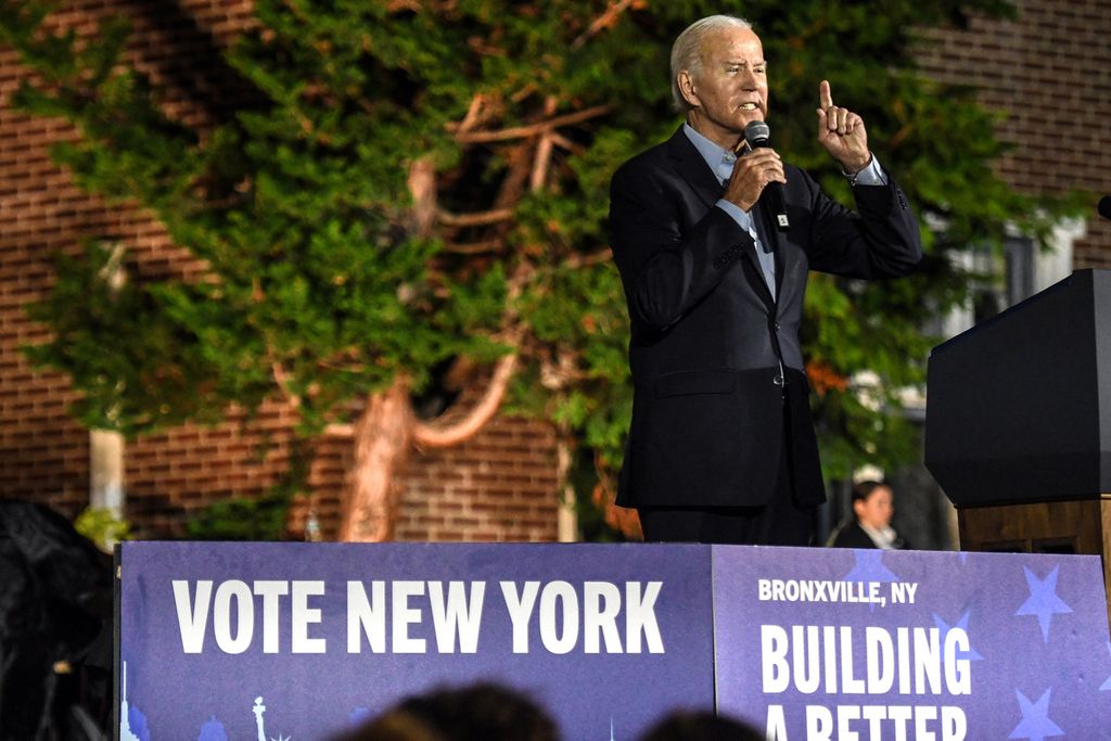 Presiden Amerika Serikat Joe Biden menghadiri kampanye untuk calon petahana Gubernur New York Kathy Hochul dan kandidat Partai Demokrat lainnya, 6 November 2022, di Yonkers, New York, 