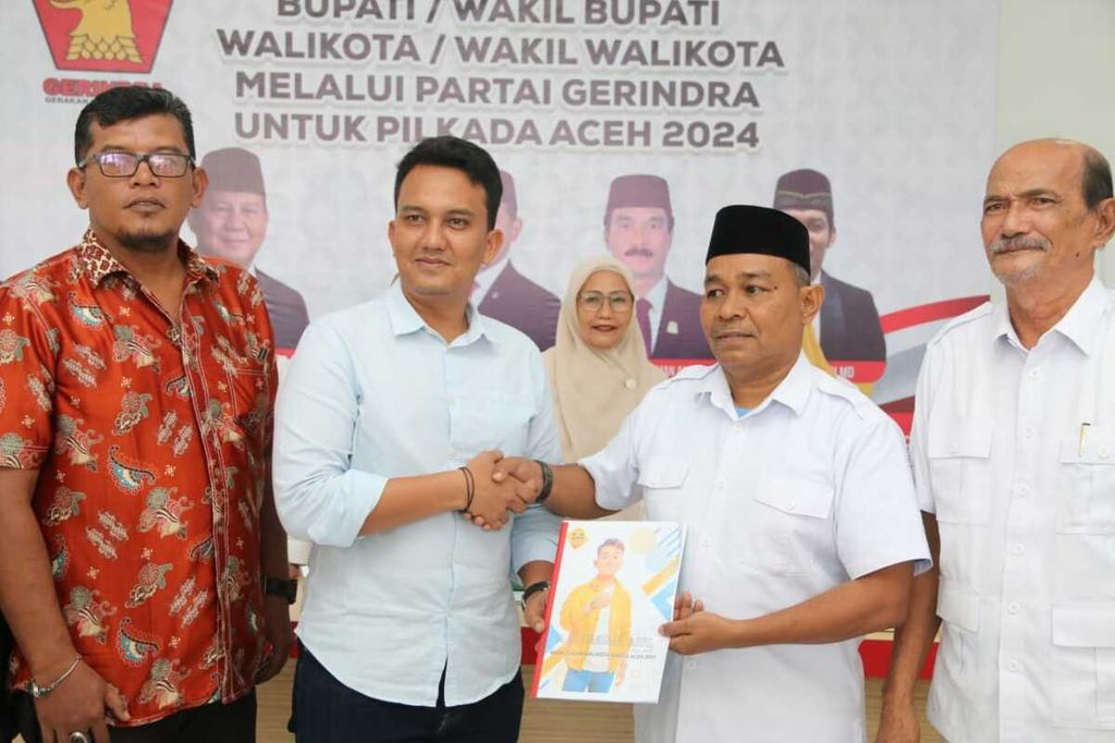 Politisi muda dari Golkar dan Ketua Palang Merah Indonesia (PMI) Banda Aceh, Haeqal Asri, saat mendaftarkan diri sebagai bakal calon wali kota Banda Aceh 2024-2029 kepada Partai Gerindra. 