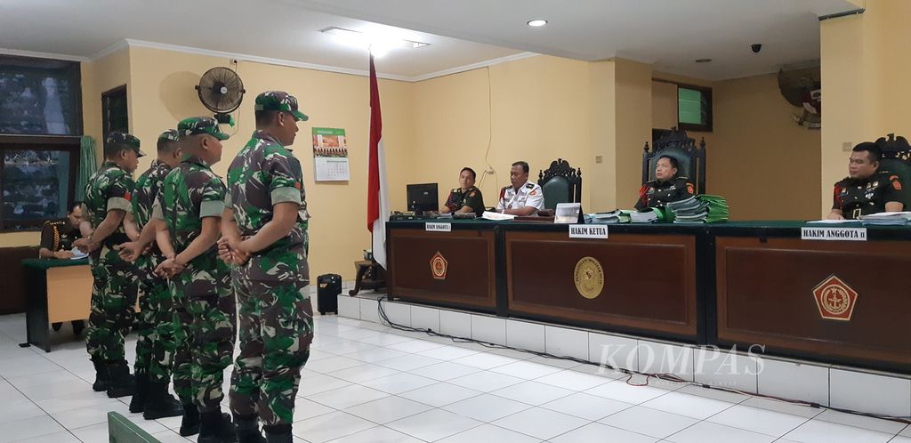 Keempat anggota TNI Angkatan Darat yang menjadi terdakwa dalam kasus pembunuhan dan mutilasi empat warga Nduga mengikuti persidangan di Pengadilan Militer III-19 Jayapura, Papua, Senin (6/2/2023).