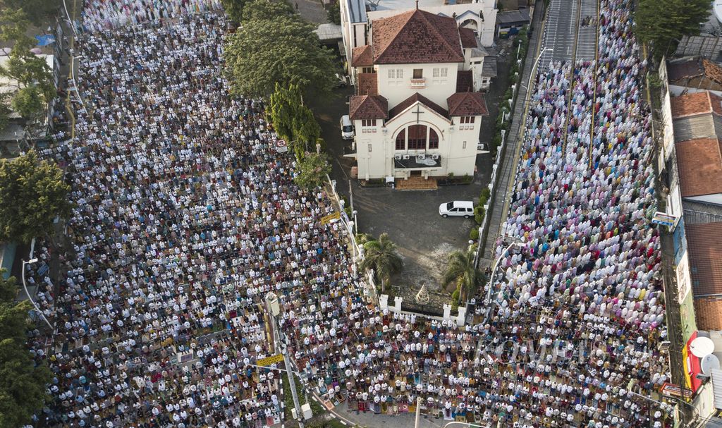 Foto udara saat umat Islam melaksanakan ibadah shalat Ied di kecamatan Jatinegara, Jakarta Timur (2/5/2022). Ibadah shalat Idul Fitri 1443 Hijriah dilaksanakan di tempat tersebut setelah dua tahun sebelumnya ditiadakan karena pandemi Covid-19. 