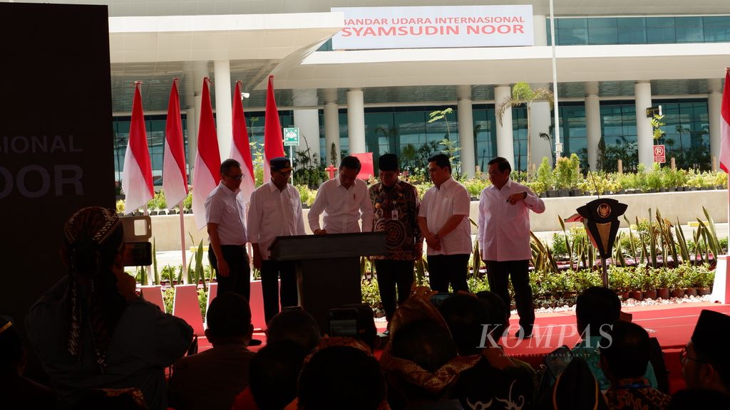 Presiden Joko Widodo (ketiga dari kiri) menandatangani prasasti saat meresmikan Terminal Baru Bandara Internasional Syamsudin Noor Banjarmasin di Banjarbaru, Kalimantan Selatan, Rabu (18/12/2019). 
