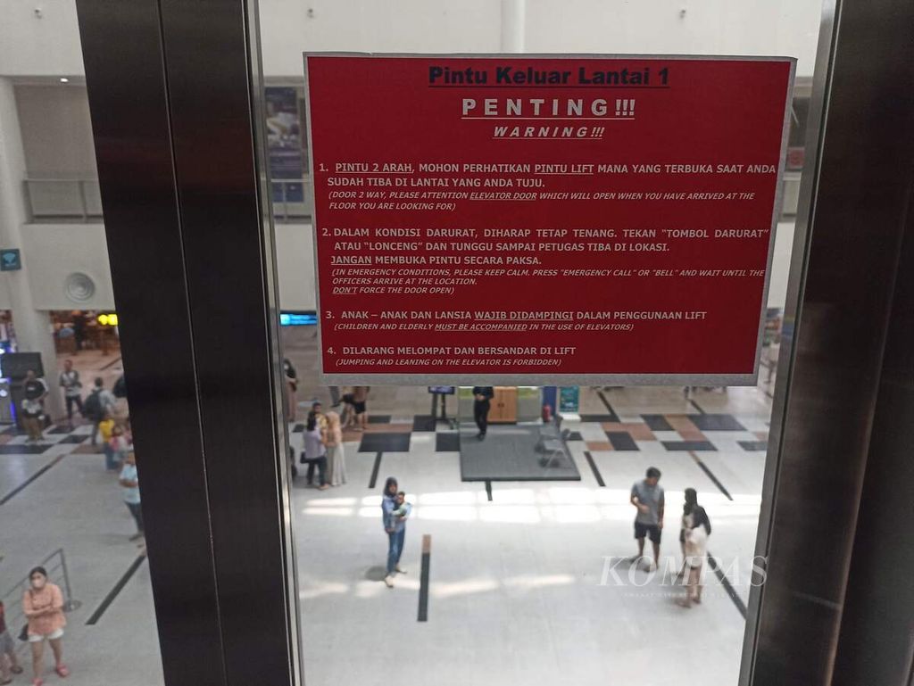 Stiker pemberitahuan pintu dua arah ditempel di lift Bandara Internasional Kualanamu, Kabupaten Deli Serdang, Sumatera Utara, Senin (/5/2023). Stiker ditempel setelah Asiah Shinta Dewi meninggal karena terjatuh dari lift.