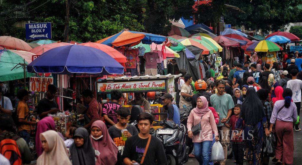 Suasana para pedagang kaki lima di sekitar kawasan Pasar Tanah Abang, Jakarta, yang meluber hingga di badan jalan, Minggu (7/4/2024). Situasi lalu lintas di kawasan tersebut terlihat semrawut dan padar. Beberpa pedagang kaki lima pun menempati sebagian badan jalan untuk berjualan. Meski sebagian warga telah mudik, tetapi geliat belanja di Pasar Tanah Abang masih terlihat ramai. 