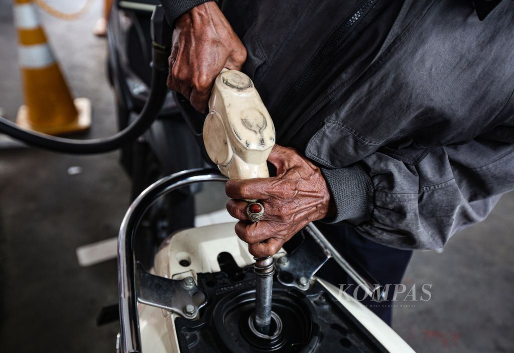 Konsumen mengisi bahan bakar minyak (BBM) subsidi jenis pertalite di SPBU 31.128.02 MT Haryono, Jakarta Selatan, Selasa (2/7/2024). Pengamat menilai situasi makroekonomi yang tidak stabil dan nilai tukar rupiah yang melemah berpotensi meningkatkan biaya pengadaan energi sehingga akhirnya menambah beban Anggaran Pendapatan dan Belanja Negara.