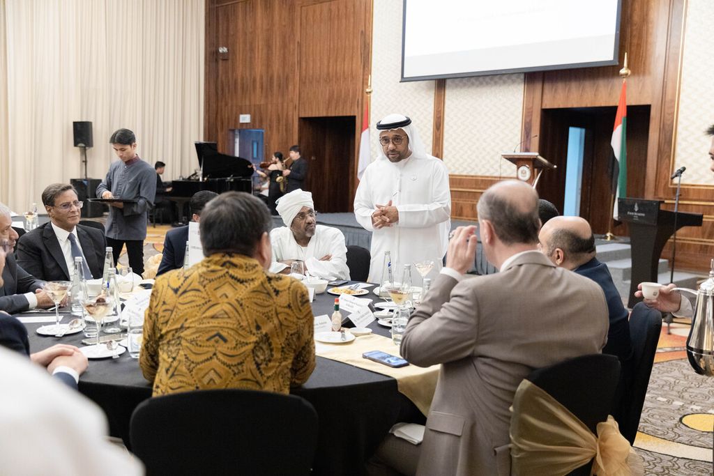 Duta Besar Uni Emirat Arab (UEA) untuk Indonesia dan ASEAN Abdulla Salem al-Dhaheri (berdiri) menyambut tamu-tamu dałam resepsi jamuan makan malam yang digelar Kedutaan Besar UEA di Jakarta, Kamis (1/2/2024). 