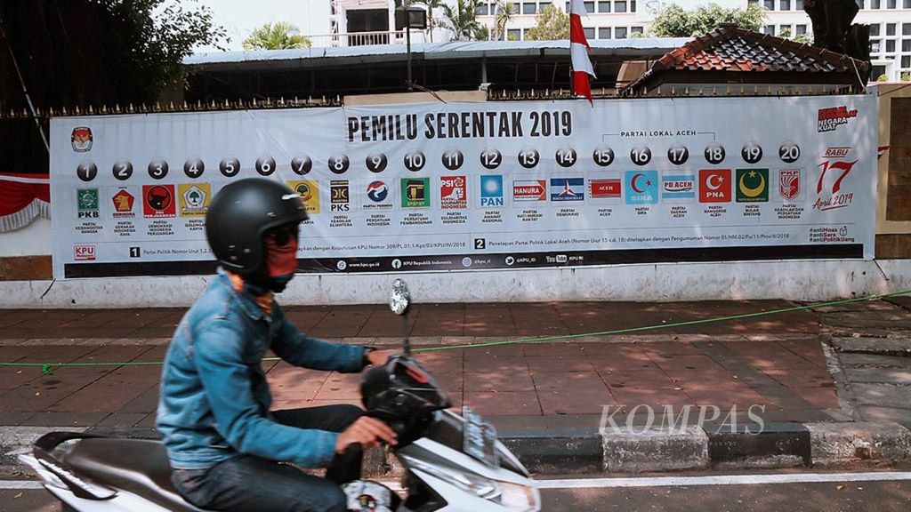 Spanduk panjang partai politik peserta Pemilu 2019 terpasang di pagar halaman Gedung Komisi Pemilihan Umum, Jakarta, Sabtu (25/8/2018). 
