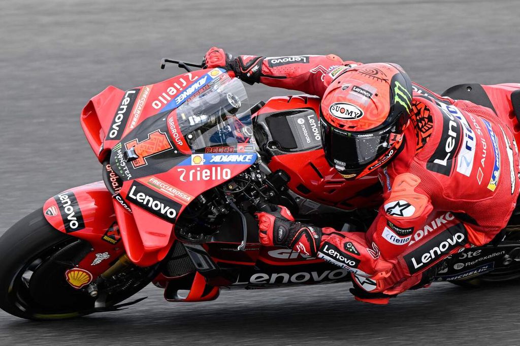 Pebalap tim pabrikan Ducati, Francesco Bagnaia, memacu sepeda motornya pada sesi latihan bebas kedua MotoGP seri Australia di Sirkuit Phillip Island, Jumat (20/10/2023).