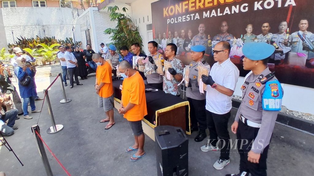 Polresta Malang Kota, Jawa Timur, sedang merilis pengungkapan kasus narkoba dengan dua tersangka dan barang bukti 11 kilogram ganja, Jumat (22/12/2023).