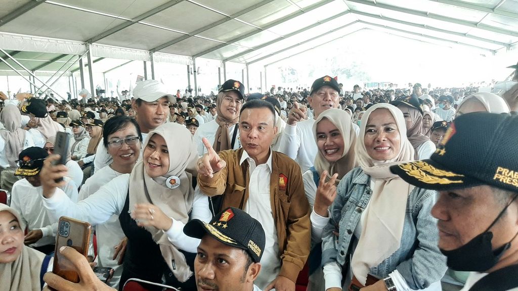Ketua Harian DPP Partai Gerindra Sufmi Dasco Ahmad berfoto bersama dengan para kader partai Gerindra saat konsolidasi akbar Partai Gerindra se-Tangerang Raya di Lapangan Ahmad Yani, Kota Tangerang, Minggu (9/7/2023). 