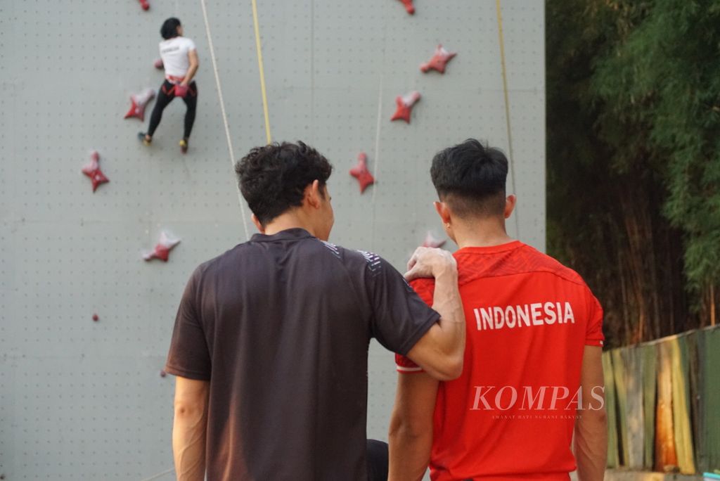 Atlet panjat tebing nomor speed Indonesia, Kiromal Katibin (kanan) dan Veddriq Leonardo, berbincang saat latihan di pemusatan latihan nasional panjat tebing di Hotel Santika Premiere, Kota Harapan Indah, Bekasi, Jawa Barat, Sabtu (13/7/2024).