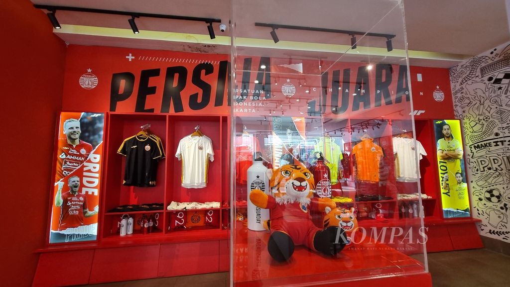 Jersei Persija Jakarta versi pemain musim 2023-2024 ditampilkan di Persija Store di salah satu pusat perbelanjaan di Kuningan, Jakarta Selatan, Senin (21/8/2023). 