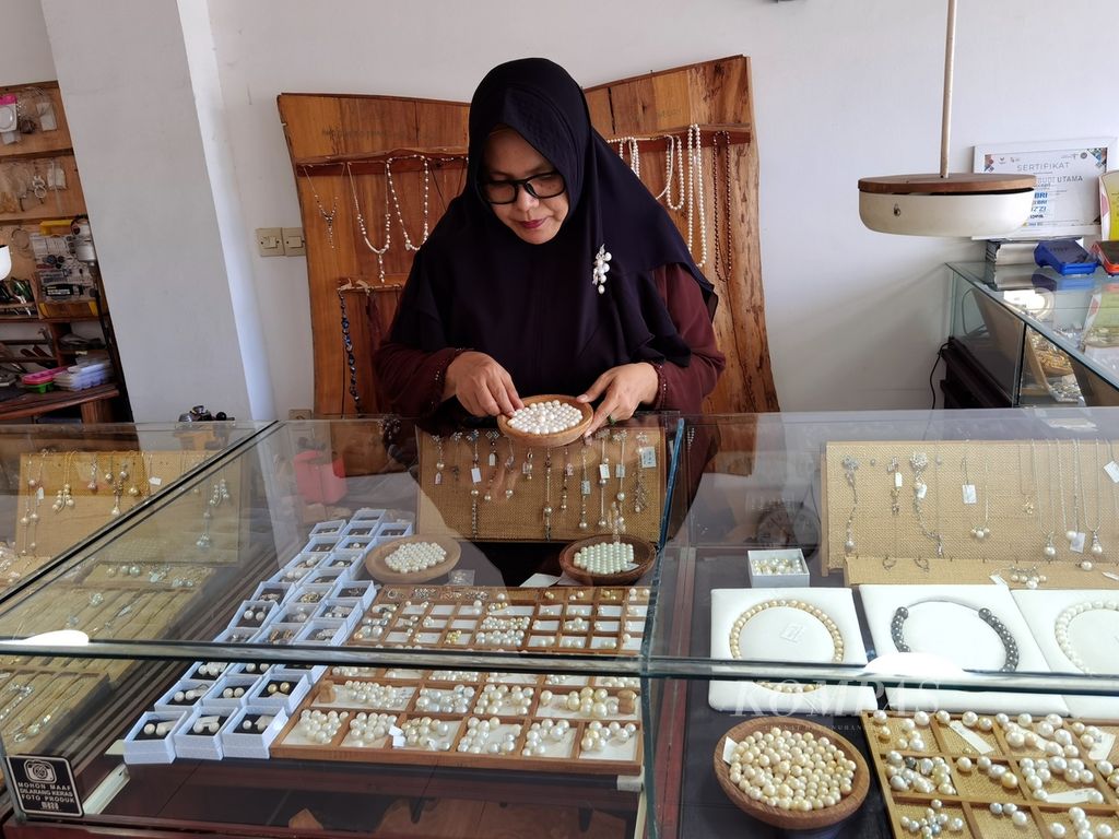 Berbagai perhiasan dan aksesori berbahan dasar mutiara di Toko Maza Handcrafted Pearls and Jewerly di kawasan Jalan Gajah Mada, Sekarbela, Kota Mataram, seperti terlihat Senin (22/5/2023).