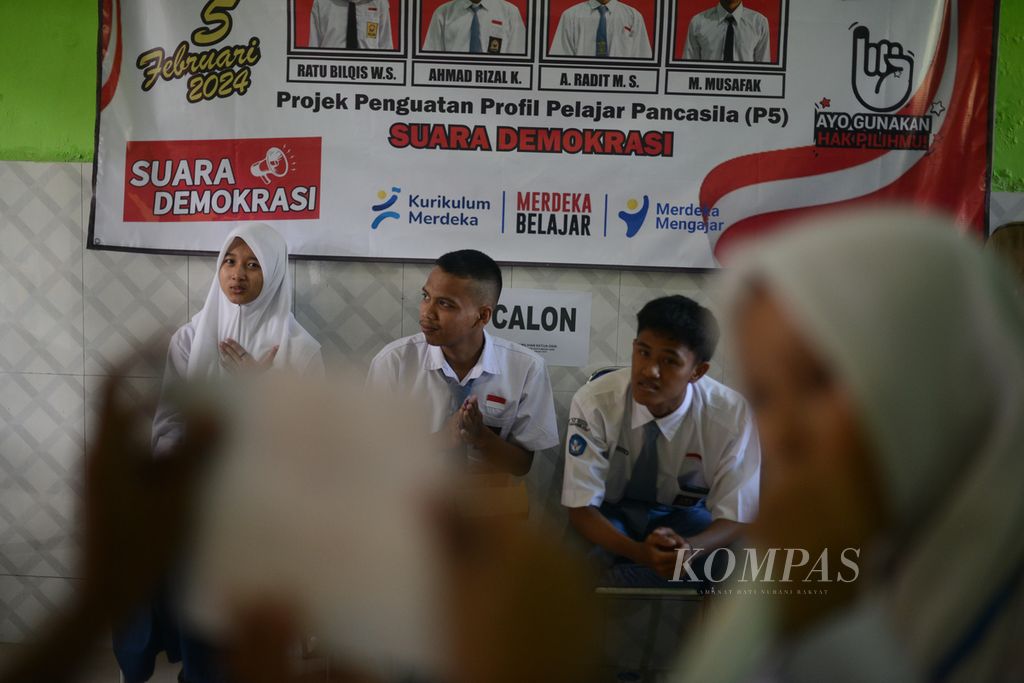 Kandidat ketua OSIS, Ratu Bilqis Wijaya (kiri) dan tiga kandidat lainnya mengikuti proses penghitungan suara.