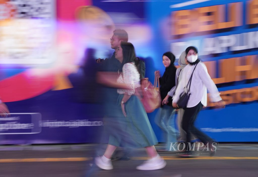 Kaum urban melintasi Terowongan Kendal untuk bergegas menuju moda transportasi terpadu di Menteng, Jakarta Pusat, Jumat (30/8/2024). Buat kaum urban, wewangian terkait dengan citra diri. 