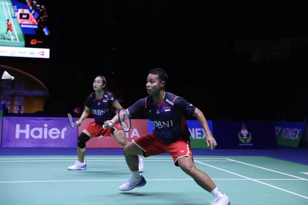 Ganda campuran Indonesia, Rehan Naufal Kusharjanto/Lisa Ayu Kusumawati, tampil pada semifinal Thailand Masters di Stadion Nimibutr, Bangkok, Thailand, Sabtu (3/2/2024). 