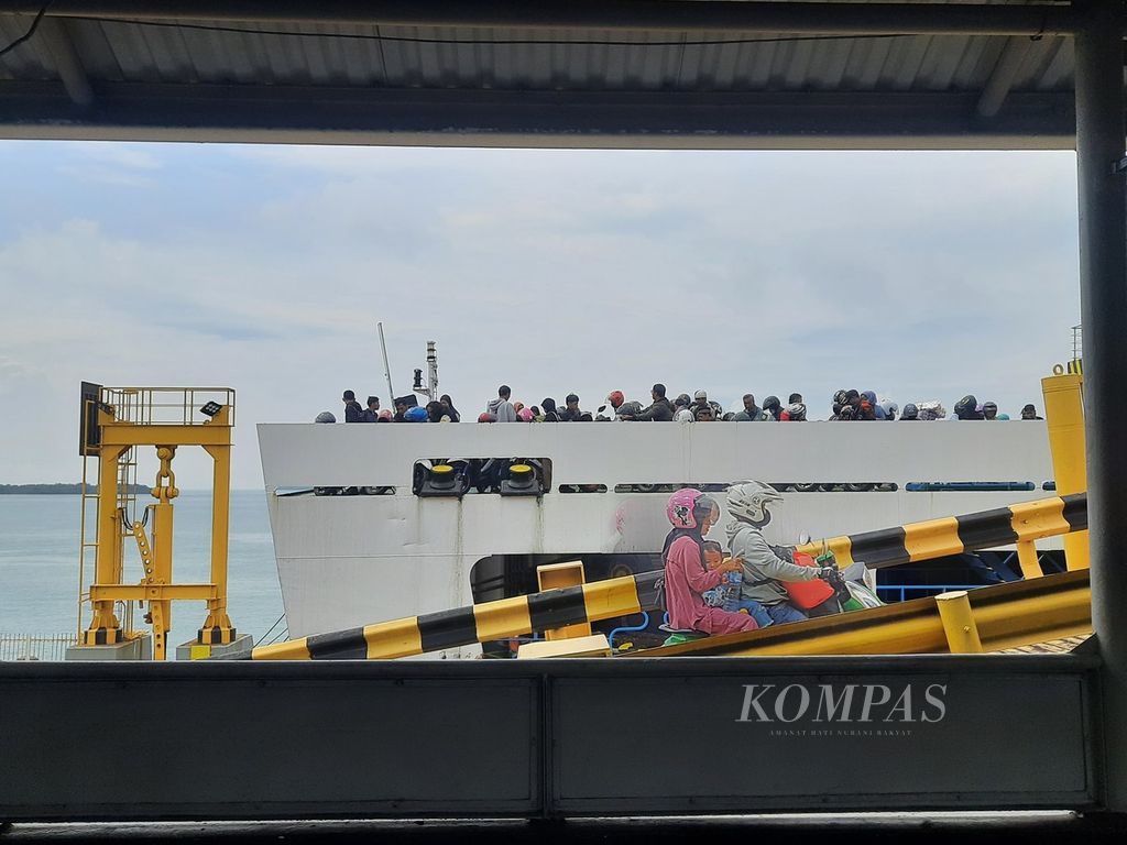 Para pemudik pengguna sepeda motor memarkirkan kendaraannya di kapal milik PT ASDP Indonesia Ferry (Persero) di Pelabuhan Bakauheni, Lampung, Jumat (12/4/2024). Mereka akan diberangkatkan ke Pelabuhan Merak, Banten. 