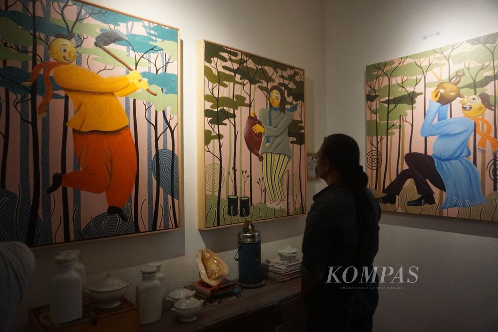 Pengunjung melihat pameran lukisan The Tree of Life karya Budi Setiyawan di Kie Art Project Gallery, Desa Kartun Sidareja, Purbalingga, Jawa Tengah, Minggu (16/7/2023).