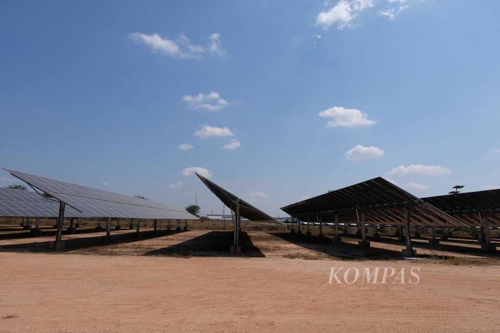 <i>Solar farm</i> di kawasan pabrik SIG di Rayong, Thailand, Kamis (24/3/2023). Perusahaan pengemasan aseptik ini memasang 12.350 panel surya dengan kapasitas 5.675 megawatt per jam (MWh) di area seluas 40.064 meter persegi di pabrik di Rayong.