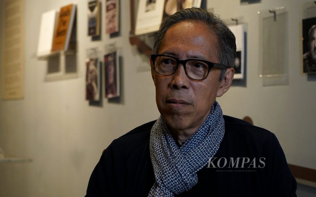 Firman Ichsan, fotografer dan kurator, saat diwawancarai di Yayasan Matawaktu, Jakarta, Jumat  (15/3/2024).