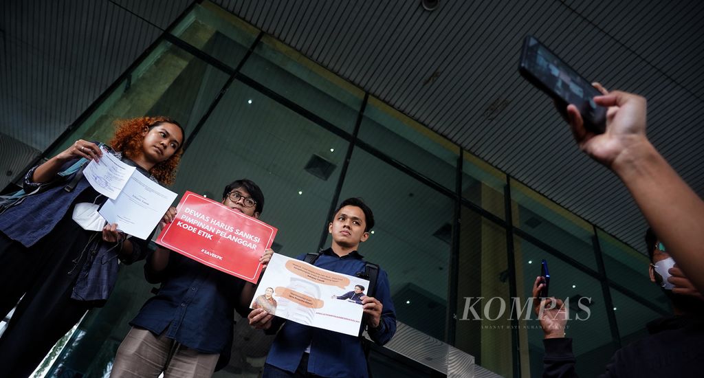 Para aktivis Indonesia Corruption Watch (ICW) setelah mendatangi Kantor Dewan Pengawas Komisi Pemberantasan Korupsi (Dewas KPK) di Gedung C1 KPK, Kuningan, Jakarta, Selasa (18/4/2023). 