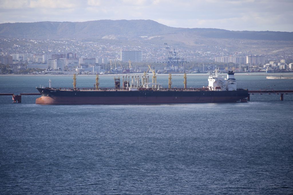 Sebuah tanker berlabuh di kompleks Sheskharis, bagian dari Chernomortransneft JSC, anak perusahaan Transneft PJSC, di Novorossiysk, Rusia, 11 Oktober 2022. 