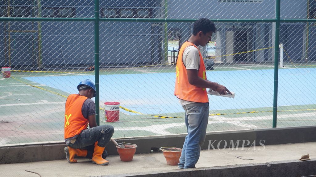 Para pekerja menggarap jalan setapak di Lapangan Tenis Manahan, Kota Surakarta, Jawa Tengah, Jumat (17/6/2022). Lapangan tersebut menjadi salah satu arena pertandingan yang akan digunakan untuk Asean Para Games 2022. Semua arena pertandingan ditargetkan rampung direnovasi pada 20 Juli 2022.