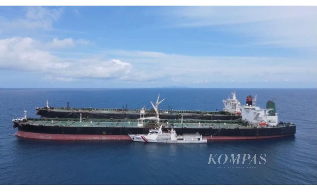 KN Pulau Marore 322 mengamankan dua kapal berjenis MT yang sedang melaksanakan <i>ship to ship, </i>Minggu (24/1). Kedua kapal tersebut diduga melakukan transfer BBM ilegal 