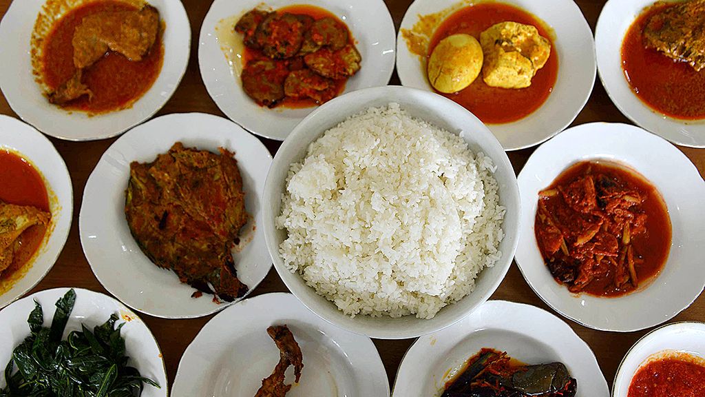 Nasi dari beras Solok jenis anak daro dihidangkan di warung makan Salero Kampuang di Kota Solok, Sumatera Barat, Senin (22/1). Beras Solok memiliki tekstur pera atau berderai tetapi tidak keras. 