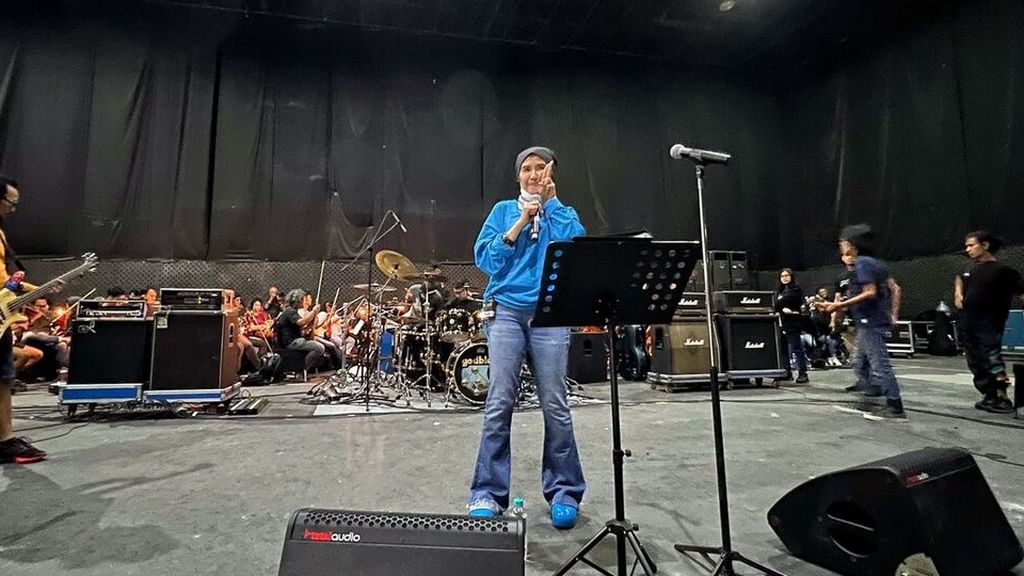 Vokalis rock Nicky Astria saat berlatih menjelang Konser Emas 50 Tahun God Bless bersama Orkestra Tohpati.