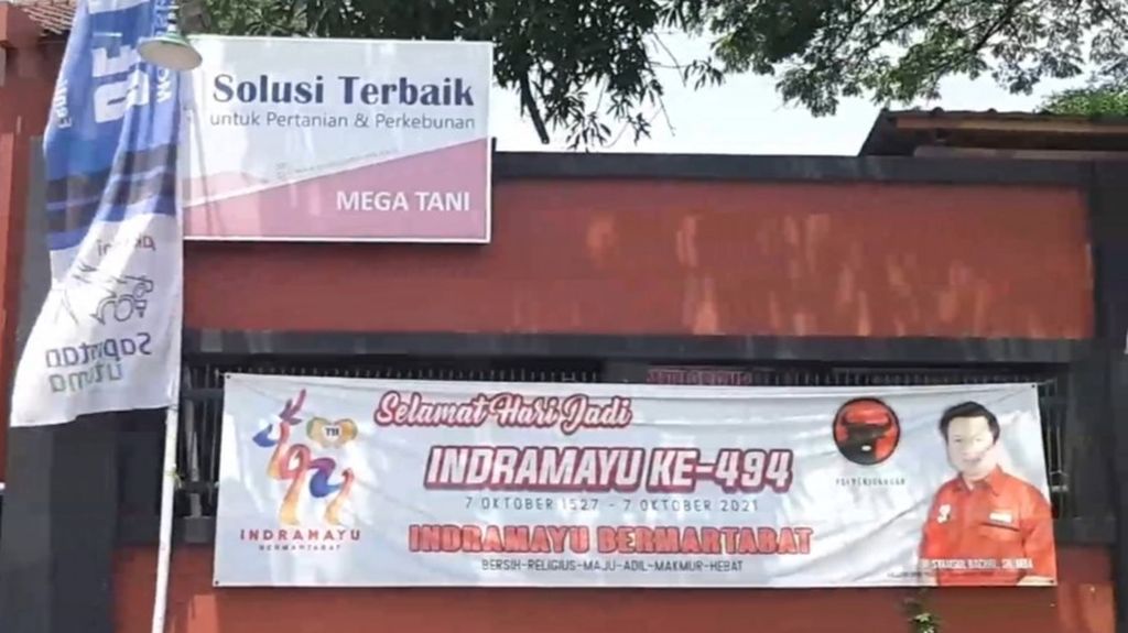 Sebuah spanduk parpol terpampang di depan kantor distributor PT Mega Utama Sakti, Kecamatan Loh Bener, Kabupaten Indramayu, Kamis (09/1/2021).